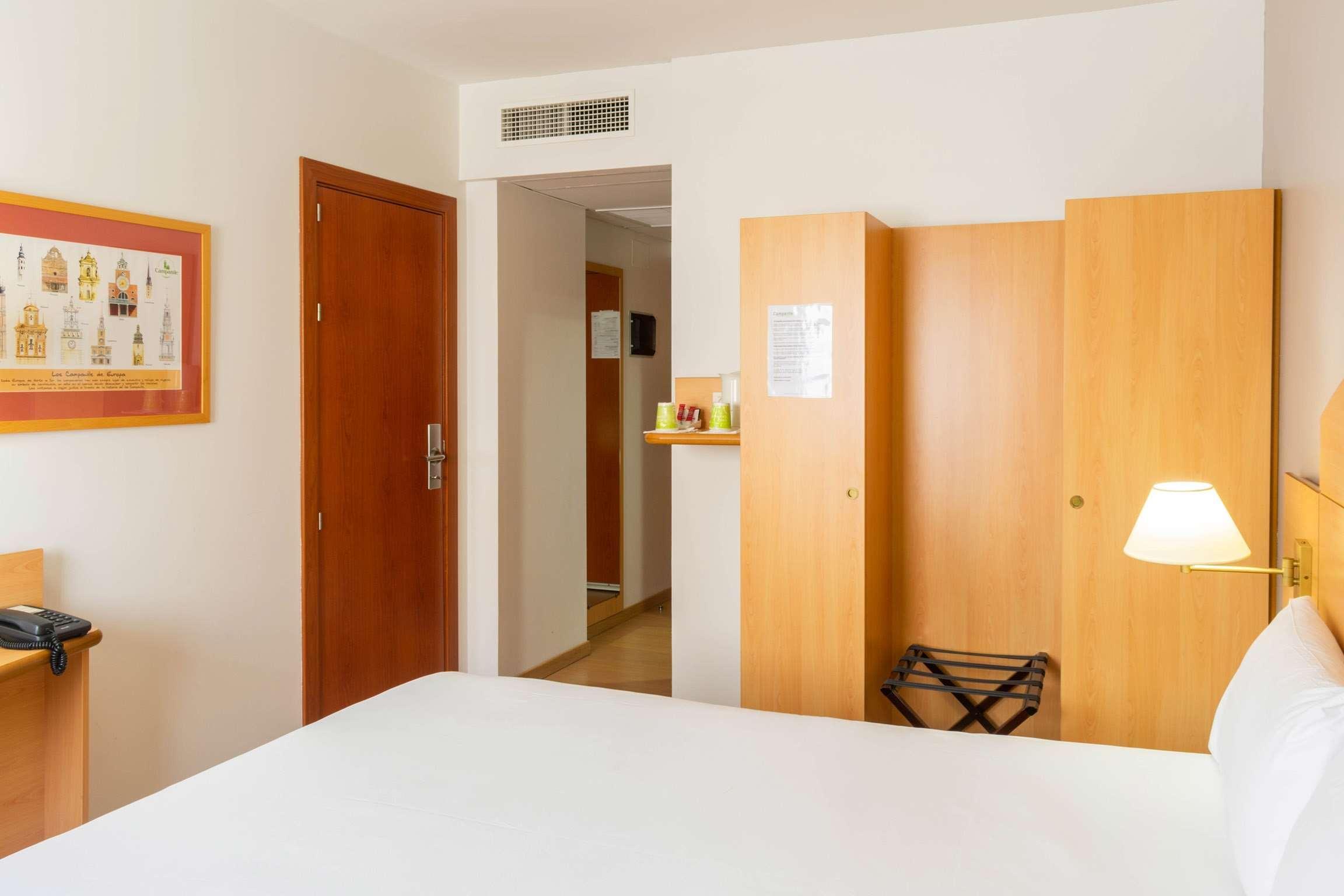 Hotel Campanile Madrid Alcalá de Henares Esterno foto